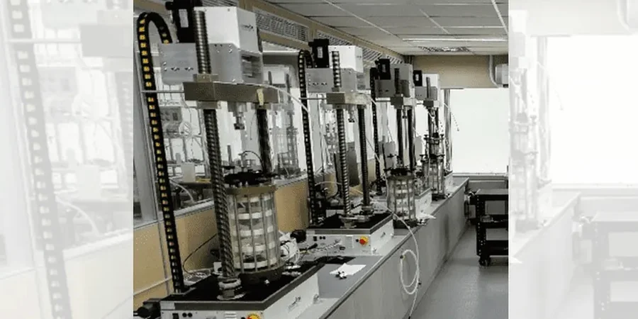 Ensayo Triaxial en Antofagasta: Parámetros Reales de Resistencia para Suelos del Desierto Costero